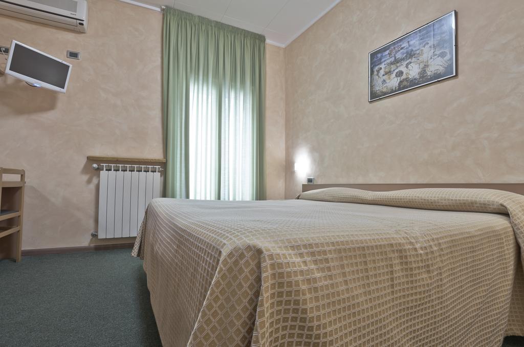 Hotel Valentini Inn Foligno Room photo